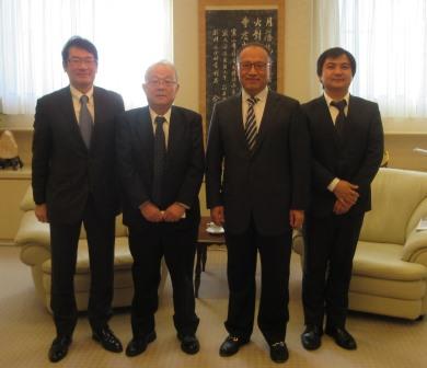 左より新任次長金澤、事務局長嶋原、劉亜軍公使、主事陣内